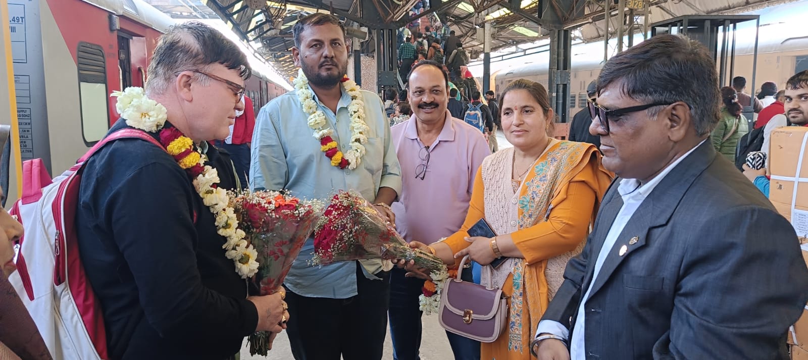 उत्तर प्रदेश किसान मोर्चा द्वारा दिल्ली रेलवे स्टेशन पर राष्ट्रीय अध्यक्ष दर्शन शाह का जोरदार अभि...