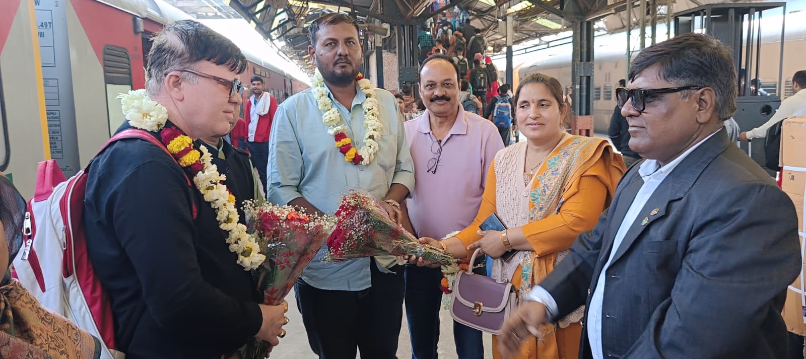 उत्तर प्रदेश किसान मोर्चा द्वारा दिल्ली रेलवे स्टेशन पर राष्ट्रीय अध्यक्ष दर्शन शाह का जोरदार अभि...