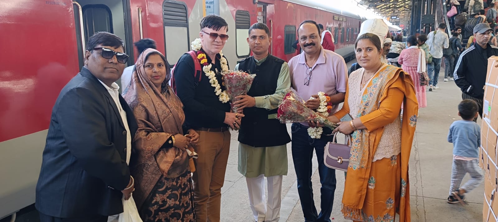 उत्तर प्रदेश किसान मोर्चा द्वारा दिल्ली रेलवे स्टेशन पर राष्ट्रीय अध्यक्ष दर्शन शाह का जोरदार अभि...