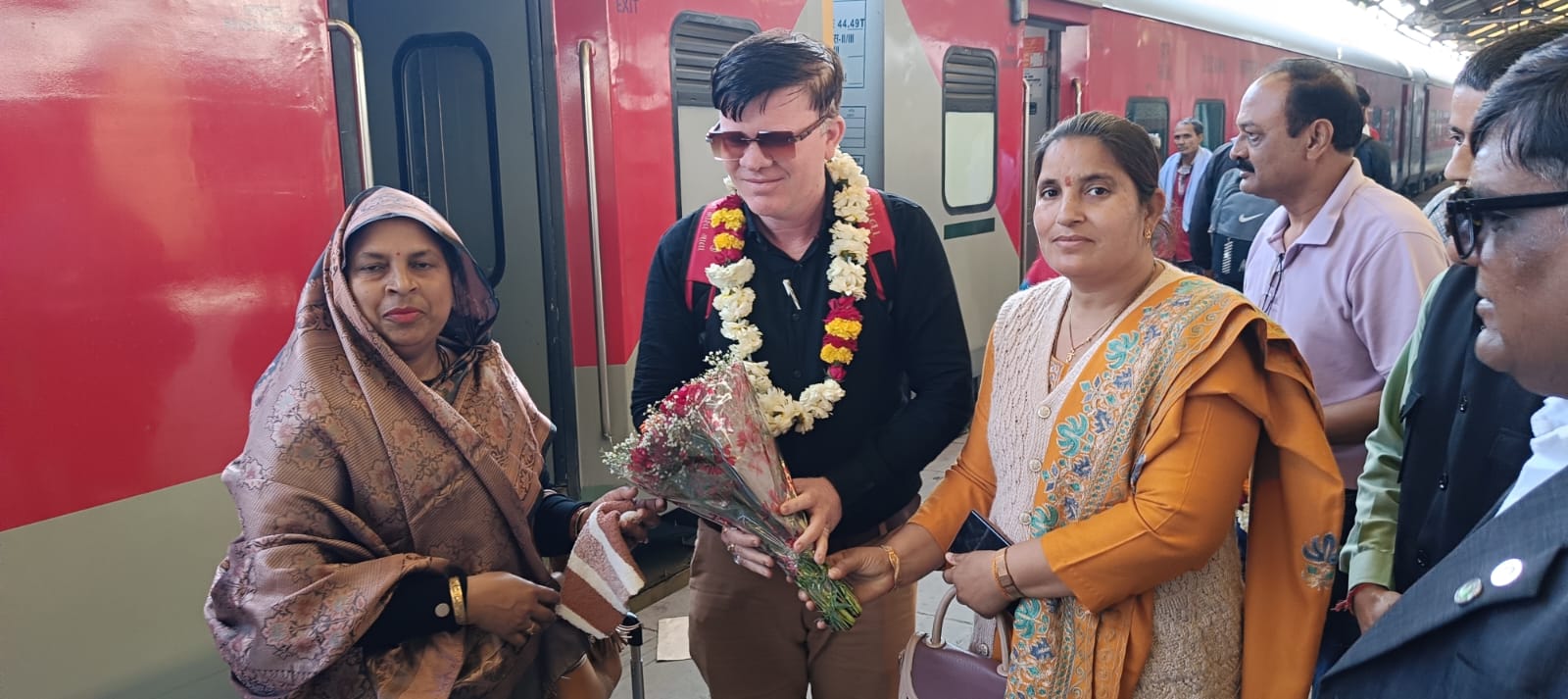 उत्तर प्रदेश किसान मोर्चा द्वारा दिल्ली रेलवे स्टेशन पर राष्ट्रीय अध्यक्ष दर्शन शाह का जोरदार अभि...